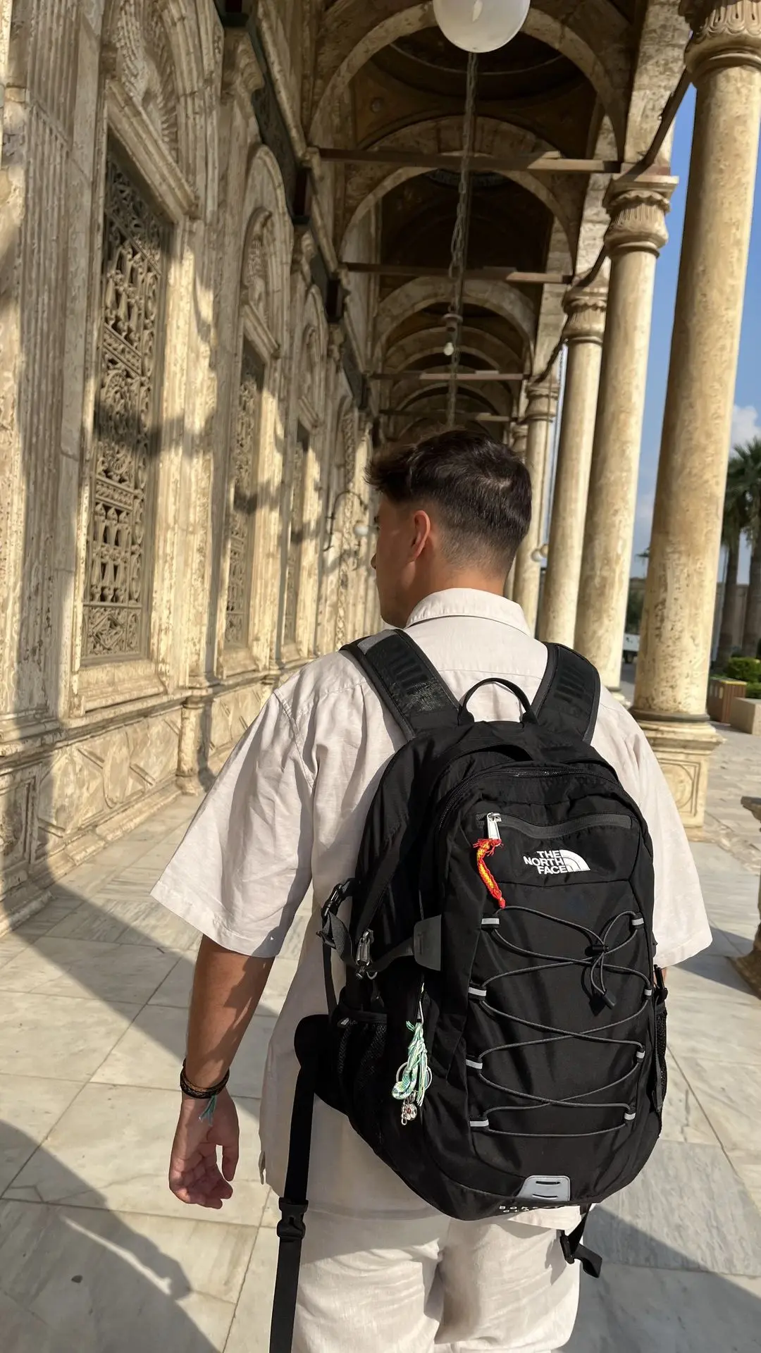Jordi andando por El Cairo