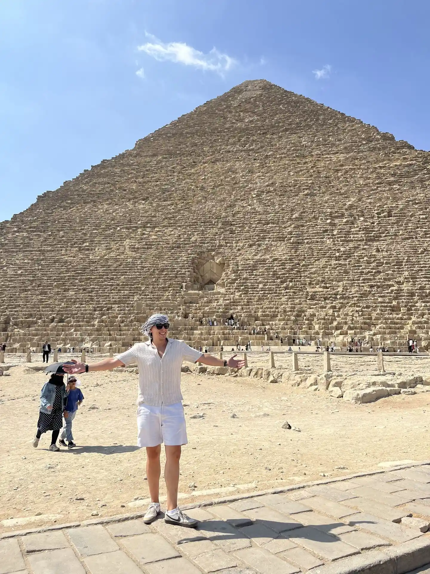 Jordi en las piramides de Giza