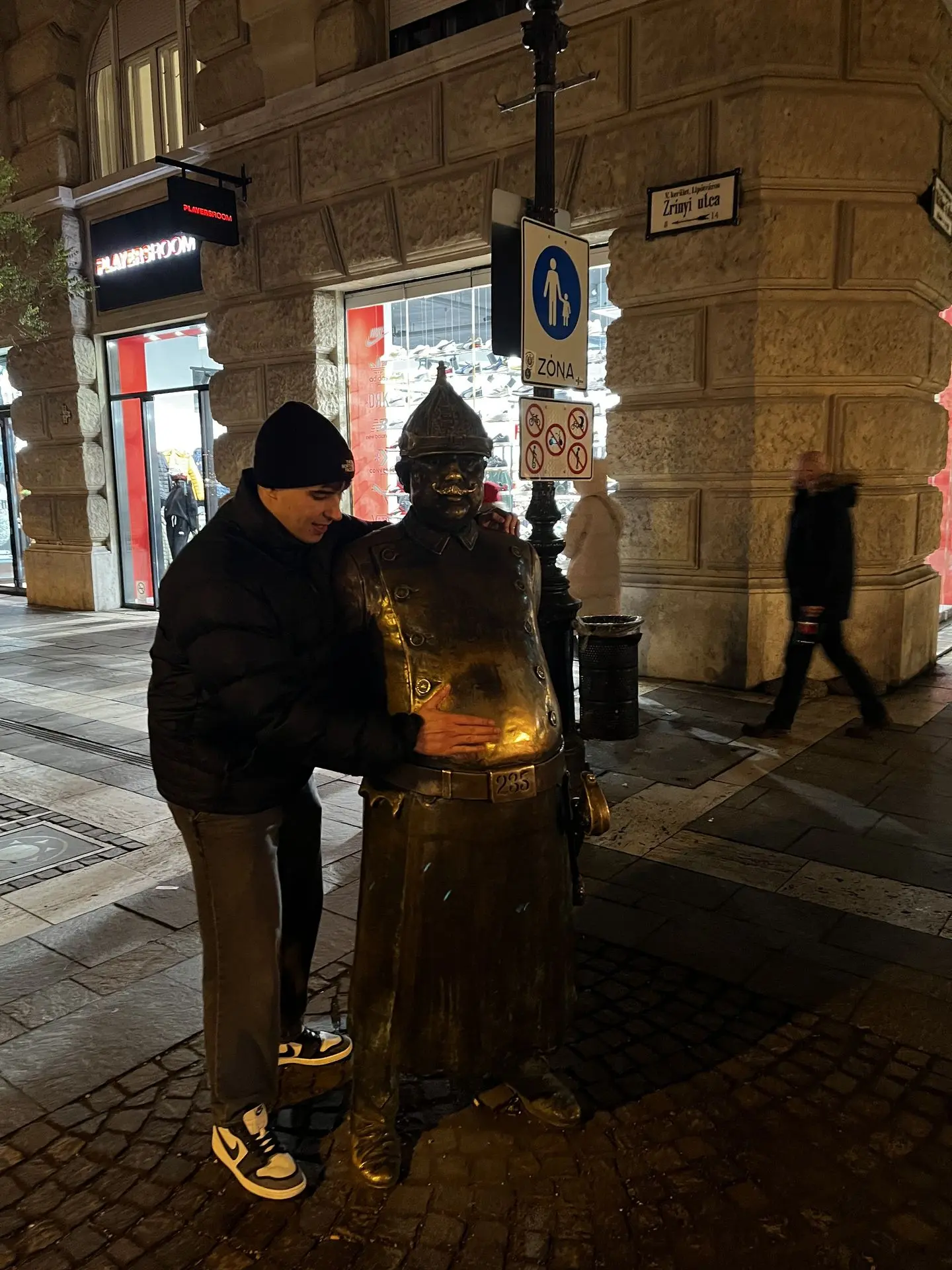 Estatua del policía gordo en Budapest