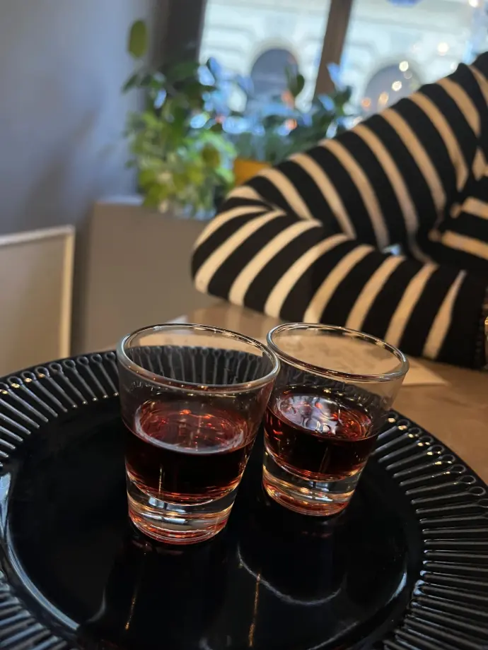 Chupitos de licor pálinka en restaurante Negro Mangalica