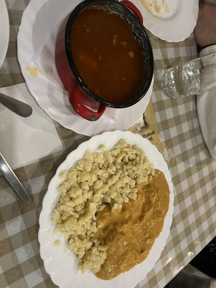 goulash y pollo paprika en Frizzi Papa