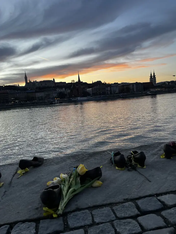 Zapatos del Danubio al atardecer en Budapest