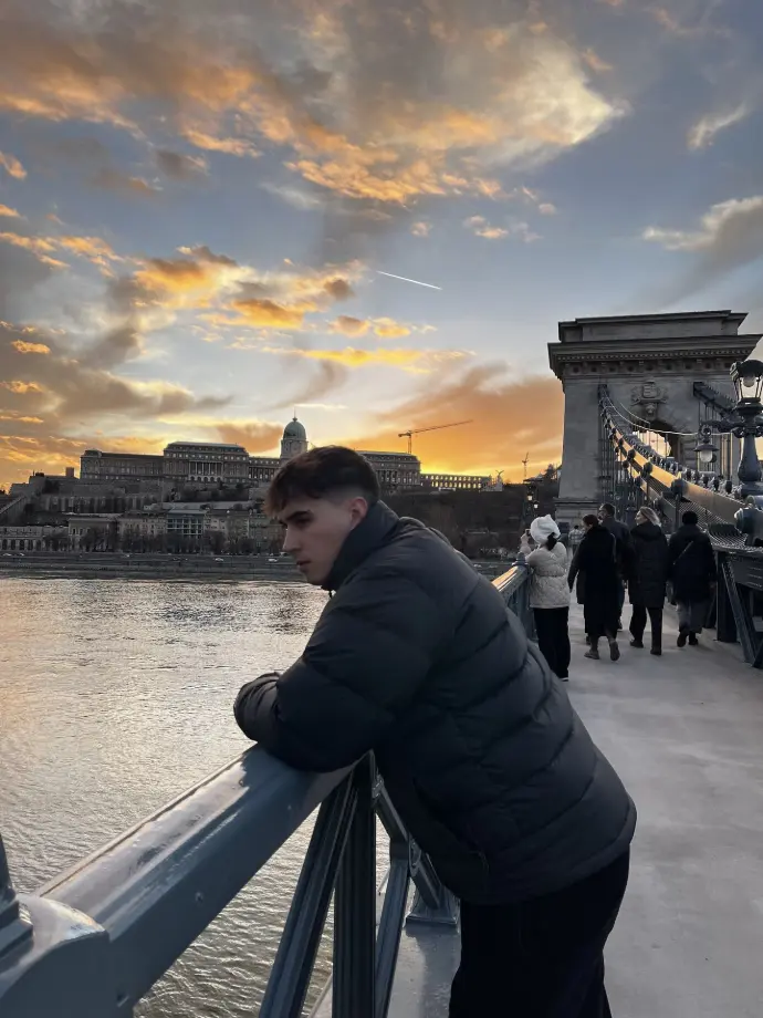 Puente de las cadenas al atardecer en Budapest