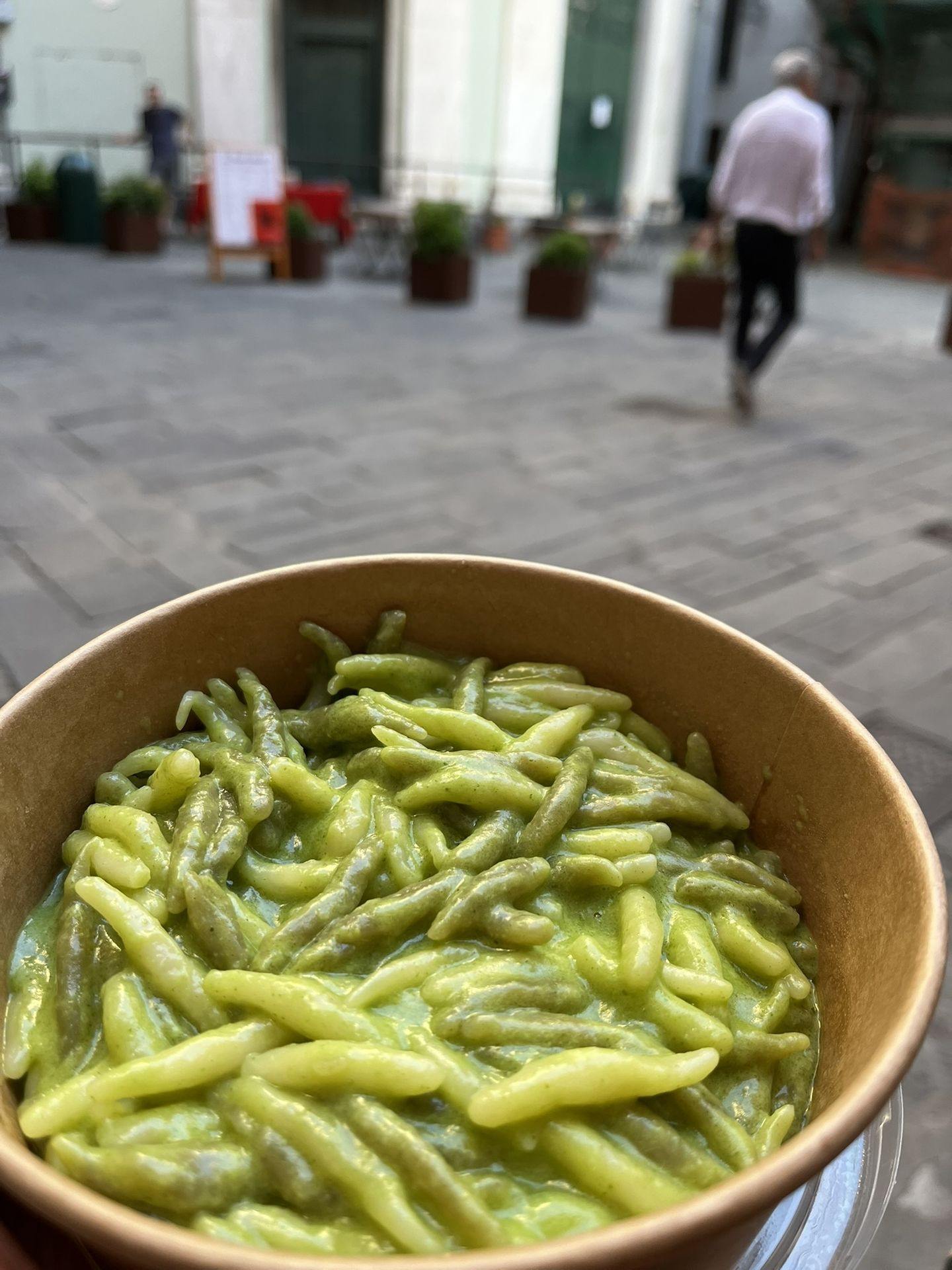 Pasta al pesto takeaway en Ugo Pesto e Oltre, Génova
