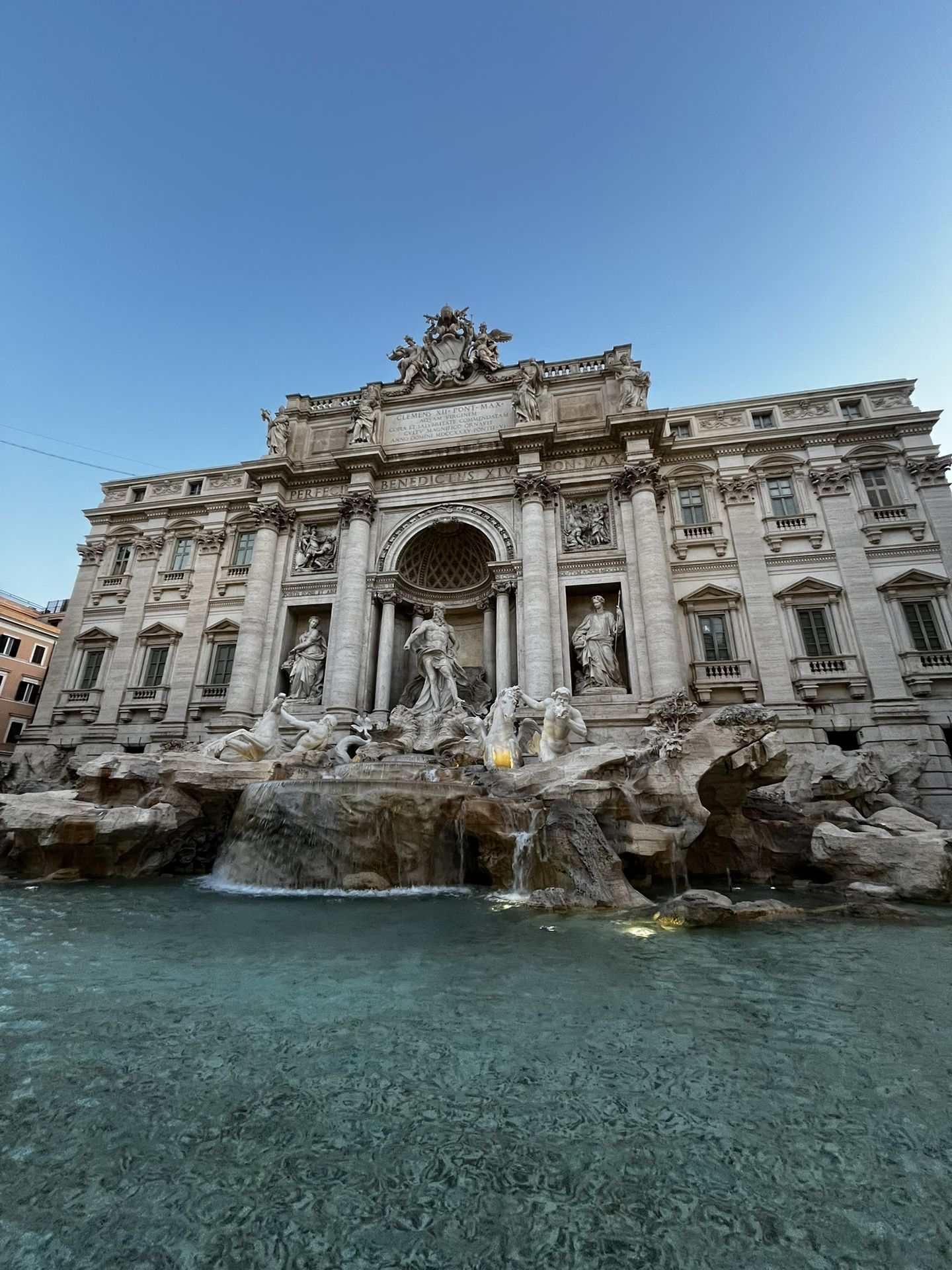 Fontana di Trevi en Roma al amanecer
