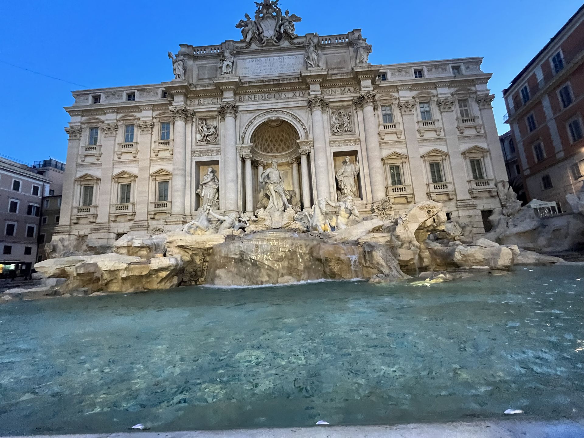 Fontana di Trevi al amanecer