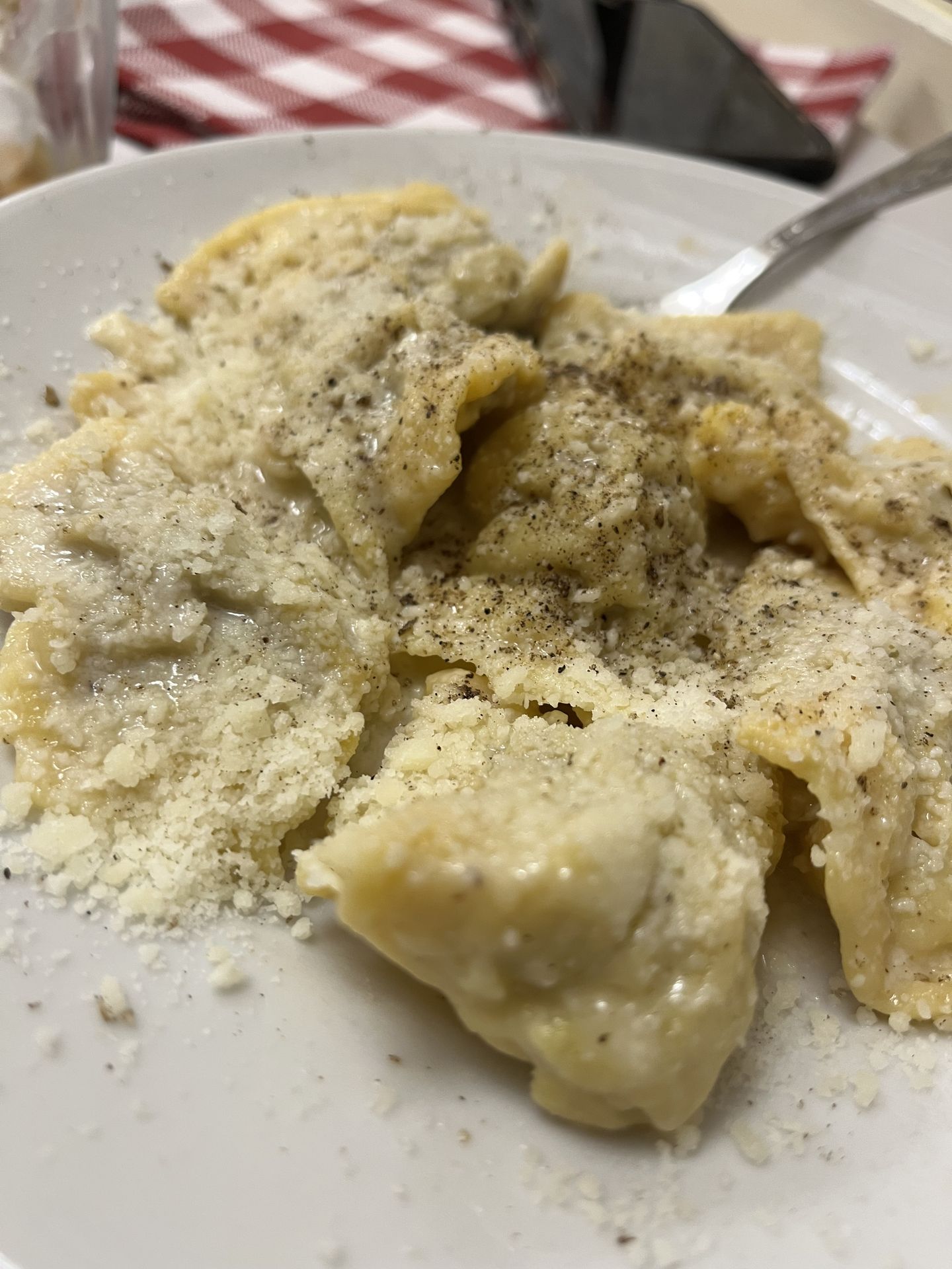 Pasta rellena con cacio e pepe en Sora Margherita