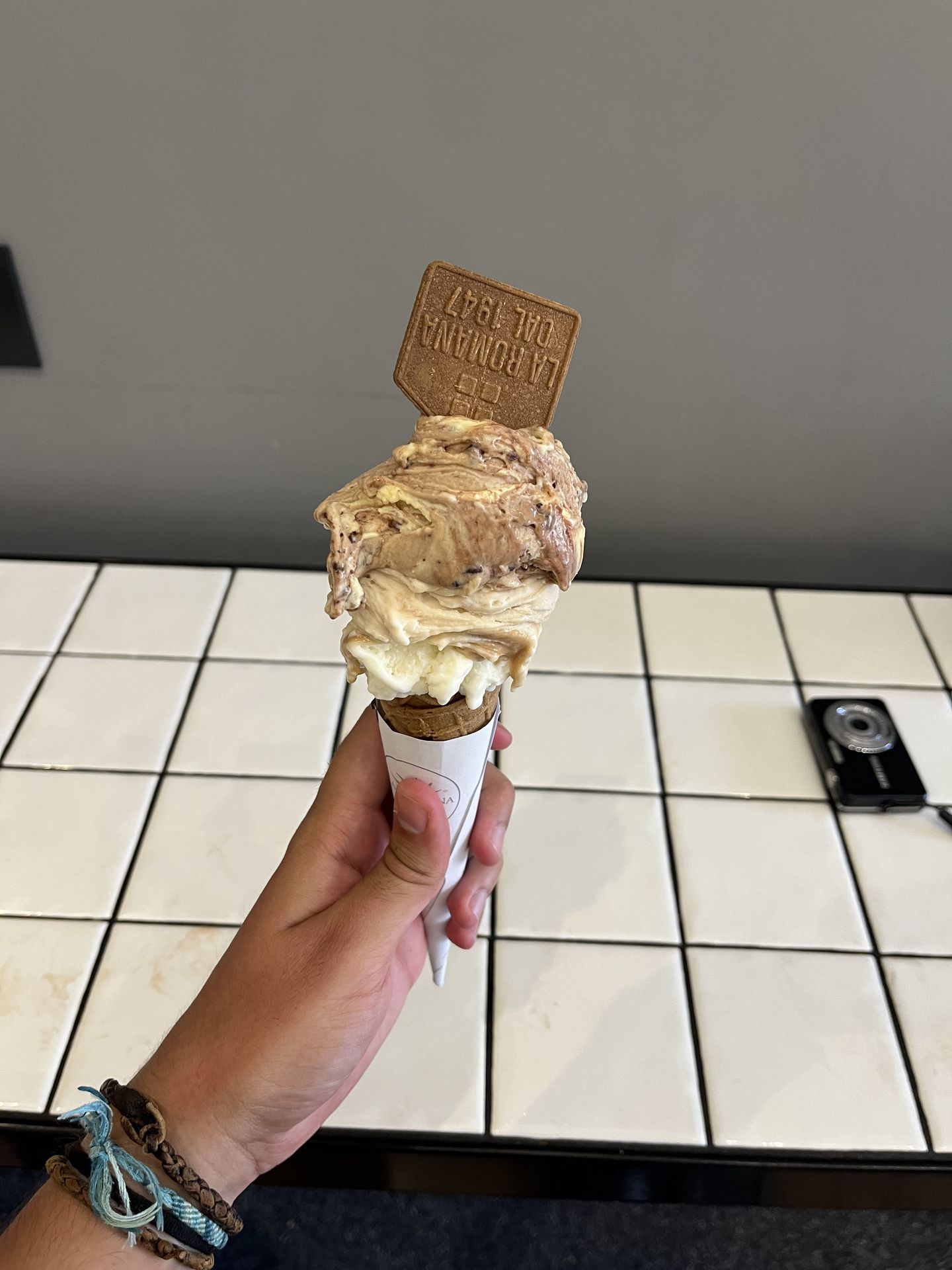 Helado de La Romana con el cono relleno de chocolate